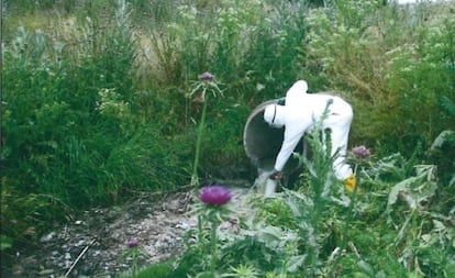 Agentes del Seprona realizan un muestro en un vertido ilegal de aguas fecales al río Manzanares en Getafe.