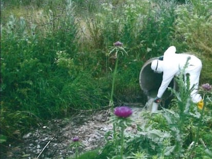 Agentes del Seprona realizan un muestro en un vertido ilegal de aguas fecales al río Manzanares en Getafe.