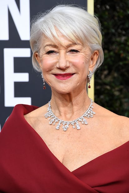 Helen Mirren (74) no se llevó el Globo de Oro por su papel en Catalina la grande, pero se ganó el aplauso de la prensa especializada en moda gracias a un diseño de Dior alta costura que le sentaba como un guante. La actriz, que ha presumido de escote en otros grandes premios, siempre acompañado por imponentes collares, volvió a hacerlo.