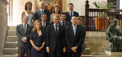 De izquierda a derecha y de arriba abajo, Lola Johnson, consejera de Cultura, Turismo, Deporte y portavoz; Jorge Cabré, Justicia y Bienestar Social; Maritina Hernández, Agricultura y Agua; Serafín Castellano, Gobernación; Luis Rosado, Sanidad; José Manuel Vela, Hacienda y Administración Pública; José Ciscar, Educación y Empleo; Isabel Bonig, Infraestructuras, Territorio y Medio Ambiente; Paula Sánchez de León, vicepresidenta; Francisco Camps, presidente, y Enrique Verdeguer, Economía e Industria.