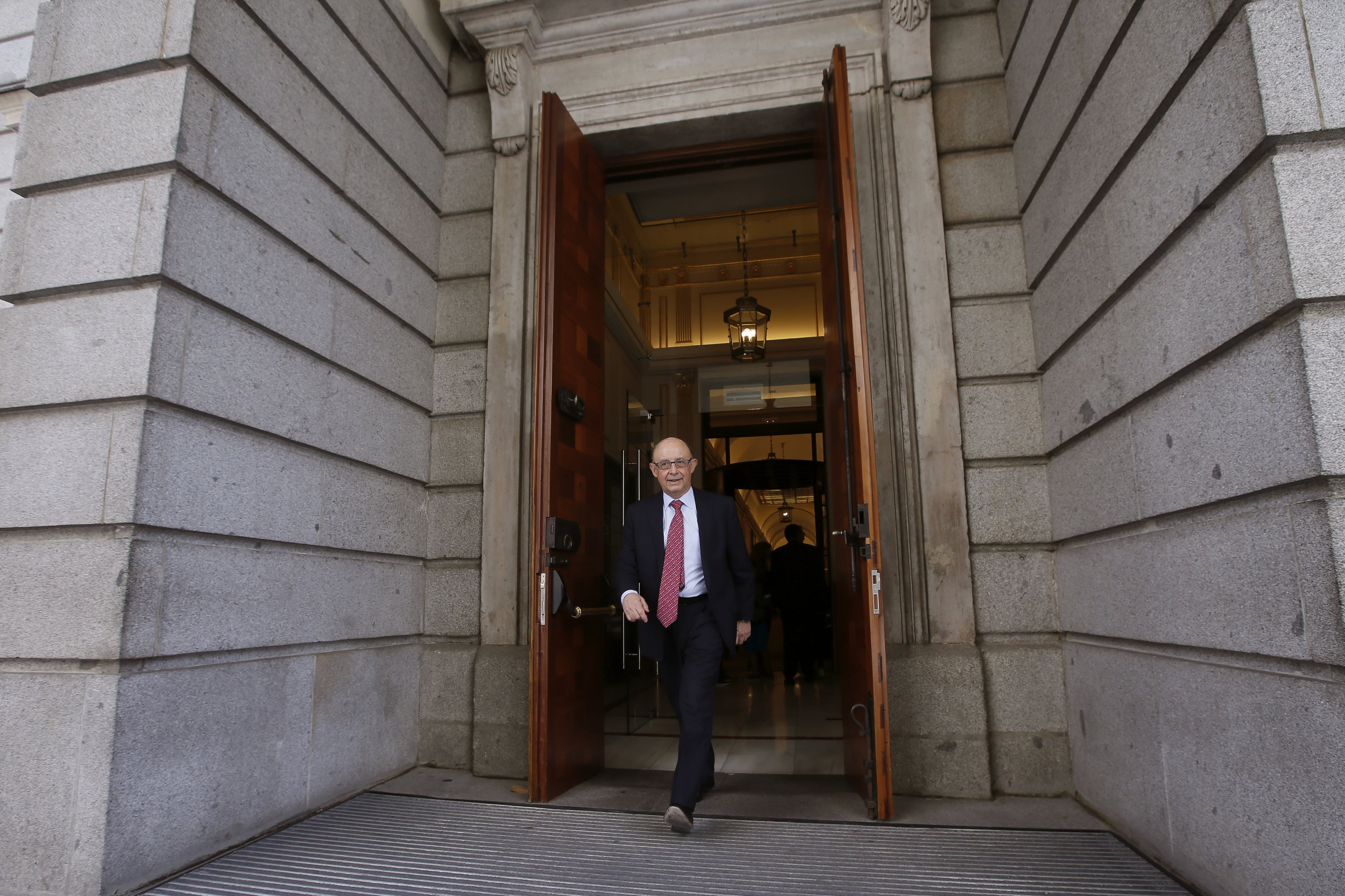 Feijóo levanta un cortafuegos con Montoro pese a la influencia del exministro en el área económica del PP