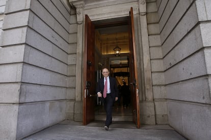 Feijóo levanta un cortafuegos con Montoro pese a la influencia del exministro en el área económica del PP