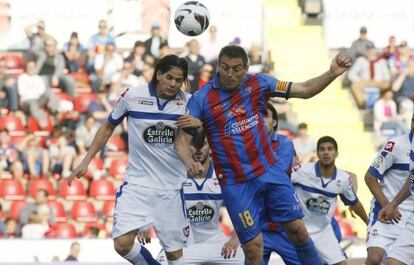 Ballesteros salta con Ze Castro en el choque contra el Depor del 13 de abril.