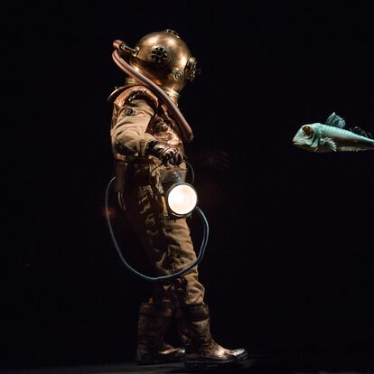 La Comédie-Française interprète au 'Théâtre du Vieux-Colombier' la pièce '20000 lieux sous les mers' d'après Jules Verne le 24 septembre 2015 à Paris, France. Adaptation et mise en scène : Christian Hecq et Valérie Lesort Distribution Christian Gonon : Ned Land, maître harponneur, et manipulation Christian Hecq : Le capitaine Nemo, et manipulation Nicolas Lormeau : Le Professeur Aronnax, et manipulation Jérémy Lopez : Conseil, serviteur du professeur Aronnax, et manipulation Elliot Jenicot : Le Sauvage, et manipulation Louis Arene : Flippos, second du capitaine Nemo, et manipulation. (Photo by Raphael GAILLARDE/Gamma-Rapho via Getty Images)