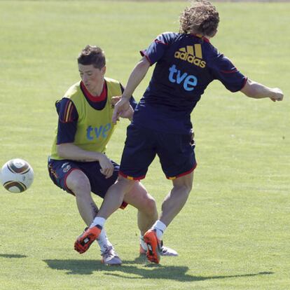Fernando Torres y Puyol disputan el balón durante el entrenamiento de ayer en Las Rozas.