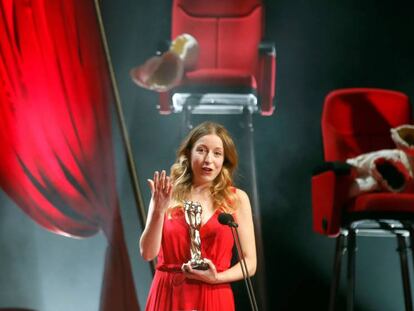 La directora de 'Las niñas', Pilar Palomero, amb el premi a la Millor direcció.
