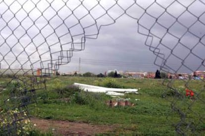 Restos de la estructura metálica del estadio, en el solar donde se produjo el robo.