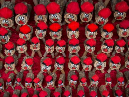 La figura del 'tió' en un puesto de la feria de Santa Llúcia del año pasado.