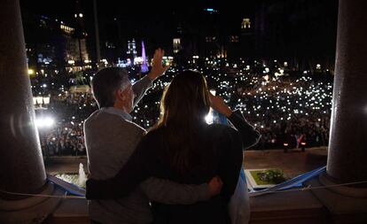 O presidente Mauricio Macri e sua esposa, Juliana Awada, saúdam aos manifestantes que se congregaron na praça de Maio em apoio o Governo.