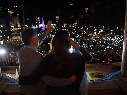 O presidente Mauricio Macri e sua esposa, Juliana Awada, saúdam aos manifestantes que se congregaron na praça de Maio em apoio o Governo.