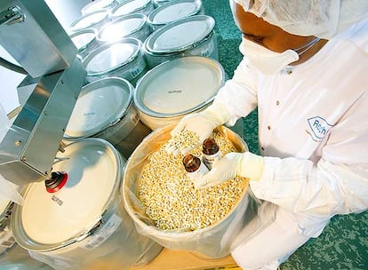 Envasado de Tamiflu en la planta de Roche en Basilea (Suiza).