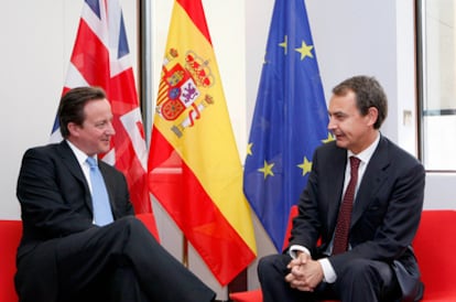 David Cameron y José Luis Rodríguez Zapatero, durante una reunión mantenida hoy en Bruselas.