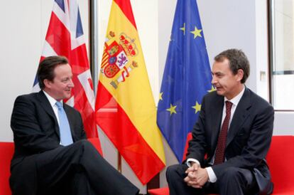 David Cameron y José Luis Rodríguez Zapatero, durante una reunión mantenida hoy en Bruselas.