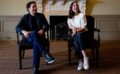 El director de orquesta Gustavo Dudamel y la actriz María Valverde, el pasado domingo, en Edimburgo.