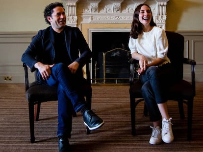 El director d'orquestra Gustavo Dudamel i l'actriu María Valverde, diumenge, a Edimburg.