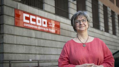 Paloma López, nueva secretaria general de CC OO Madrid, el sábado en la entrada de la sede.