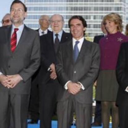 El ex presidente del Gobierno José María Aznar posa a los miembros de su primer Gobierno, entre ellos Mariano Rajoy.