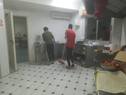 Dos de los refugiados, en las tareas de limpieza.