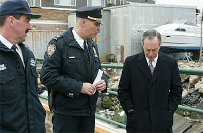 Bloomberg, cabizbajo, dialoga con jefes policiales de Nueva York el pasado mes de enero.