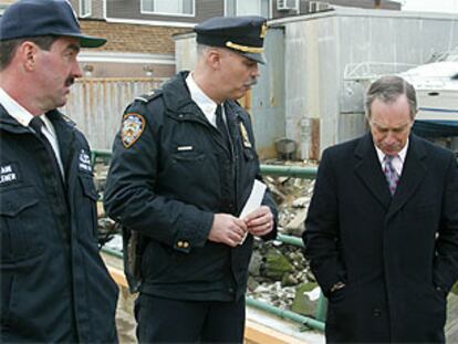 Bloomberg, cabizbajo, dialoga con jefes policiales de Nueva York el pasado mes de enero.