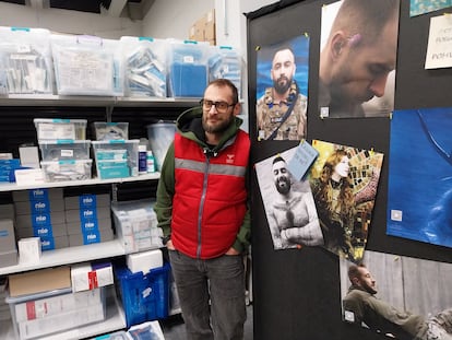 Taras, voluntario de una ONG que suministra material sanitario al ejército de Ucrania, el lunes pasado en Kiev.