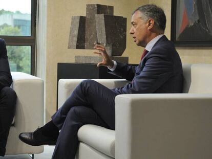 El secretario general del PSOE, Pedro S&aacute;nchez, durante un encuentro con el lehendakari &Iacute;&ntilde;igo Urkullu, este julio