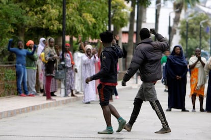 Dos inmigrantes que accedieron el pasado mayo a Melilla, en un salto a la valla fronteriza protagonizado por un centenar de subsaharianos