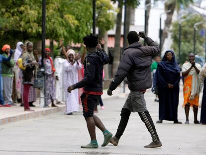 Dos inmigrantes que accedieron el pasado mayo a Melilla, en un salto a la valla fronteriza protagonizado por un centenar de subsaharianos