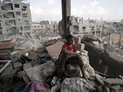 Um jovem palestino em um edifício destruído na Faixa.