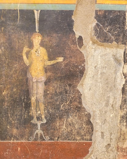 Descubrimiento de un imponente salón de banquetes, de elegantes paredes negras y decorado con frescos con temas mitológicos inspirados en la guerra de Troya.