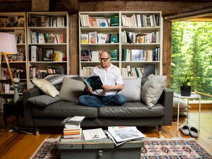 El escritor, profesor y filósofo tunecino Pierre Lévy fotografiado en su casa de Ottawa, Canadá, en cuya universidad imparte clases actualmente.