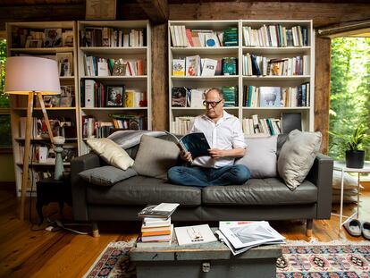 O escritor, professor e filósofo francês de origem tunisiana Pierre Lévy fotografado em sua casa em Ottawa, no Canadá, em cuja universidade leciona atualmente.