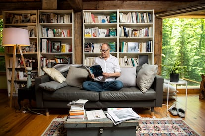 O escritor, professor e filósofo francês de origem tunisiana Pierre Lévy fotografado em sua casa em Ottawa, no Canadá, em cuja universidade leciona atualmente.