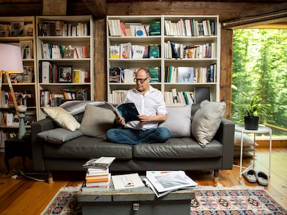 El escritor, profesor y filósofo tunecino Pierre Lévy fotografiado en su casa de Ottawa, Canadá, en cuya universidad imparte clases actualmente.