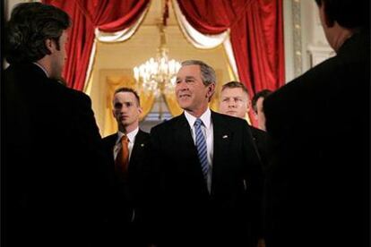 El presidente de EE UU, George W. Bush, saluda después de finalizar su discurso en Bruselas.