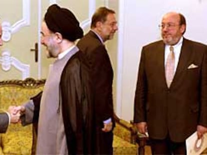 Josep Piqué, ministro español de Exteriores, saluda al presidente iraní, Mohamed Jatamí, ayer en Teherán, en presencia de Javier Solana y Louis Michel.