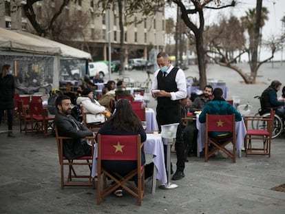 Terraza de un bar en la Barceloneta, este jueves.