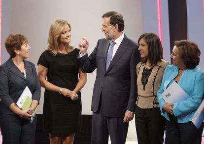 Prime Minister Mariano Rajoy (c) talks with the journalists (l. to r.) Carmen del Riego, Mar&iacute;a Casado, Anabel D&iacute;ez and Victoria Prego moments before the interview on TVE.