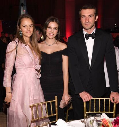 Charlotte Santo Domingo, Dasha Zhukova y Stavros Niarchos en una gala en Nueva York en mayo de 2018.