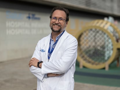 Lucas Moreno, jefe de Oncología y Hematología Pediátrica del Hospital Vall d'Hebron de Barcelona, a las puertas del centro sanitario.