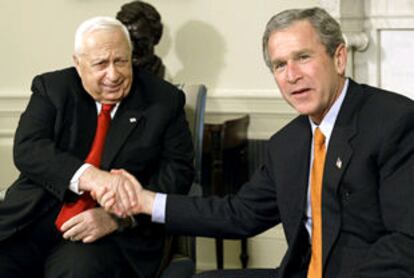 George W. Bush (derecha) estrecha la mano de Ariel Sharon en el Despacho Oval, en la Casa Blanca.