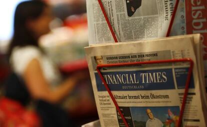Ejemplares del 'Financial Times Deutschland' en una tienda de Frankfurt.
