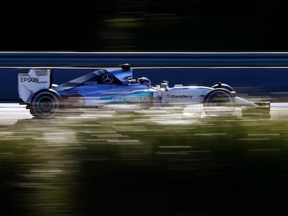 Lewis Hamilton pilotando su monoplaza en el Circuito de Jerez.