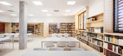 Interior de la biblioteca de la escuela Sant Miquel dels Sants.