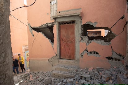Dos personas contemplan los daños causados en un edificio en la ciudad de Marraquech. 