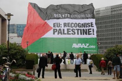 Una bandera palestina ondea con el eslogan: "913.171 personas dicen: ¡Unión Europea: Reconoce a Palestina!"