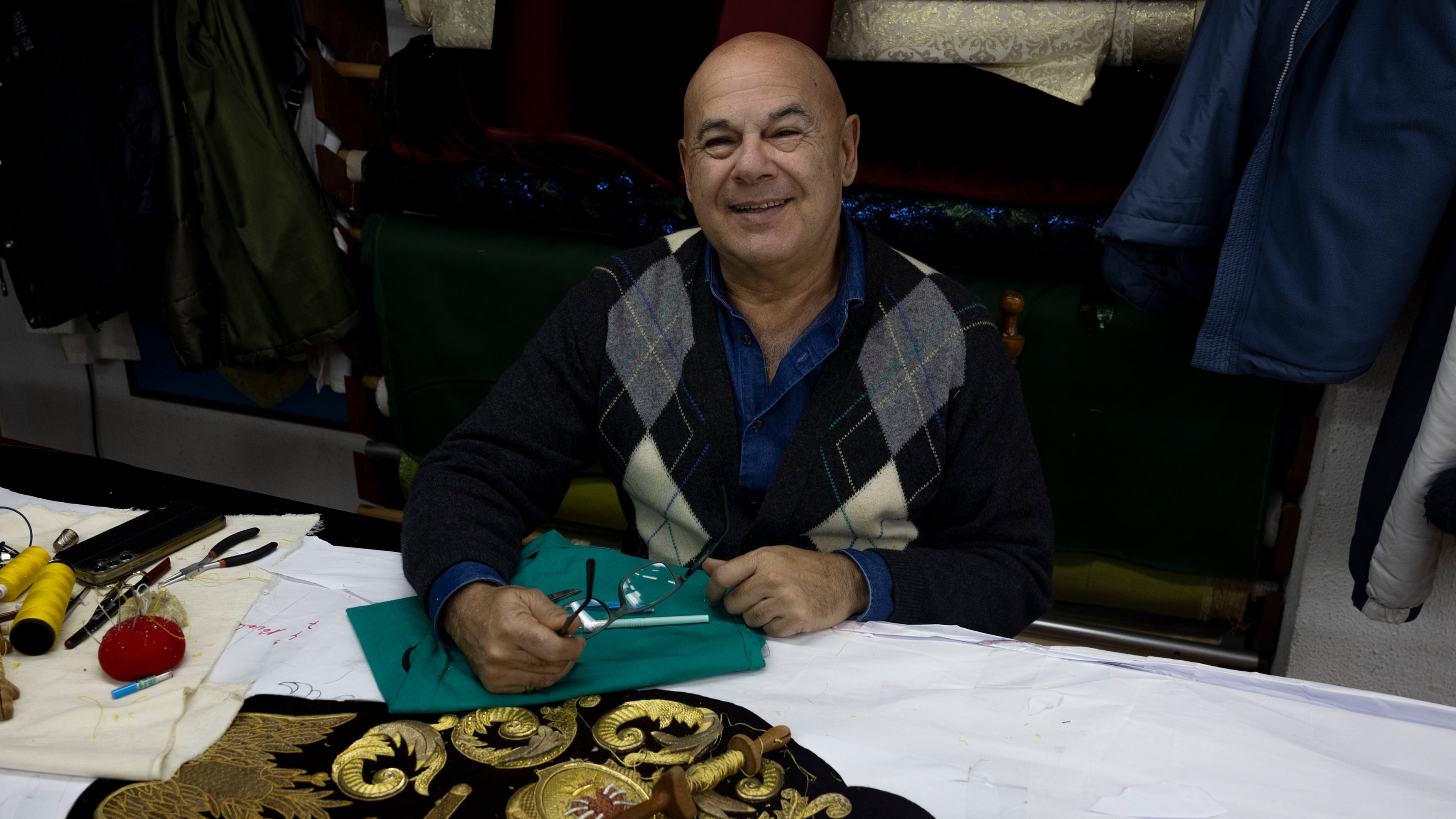 El bordador y presidente de la asociación gremial Arte Sacro, Francisco Carrera-Iglesias, 'Paquili', en su taller de Sevilla. 