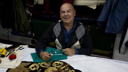 El bordador y presidente de la asociación gremial Arte Sacro, Francisco Carrera-Iglesias, 'Paquili', en su taller de Sevilla.