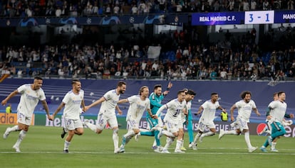 Los jugadores del Real Madrid celebran el pase del equipo blanco a la final de la Liga de Campeones tras derrotar al Manchester City.