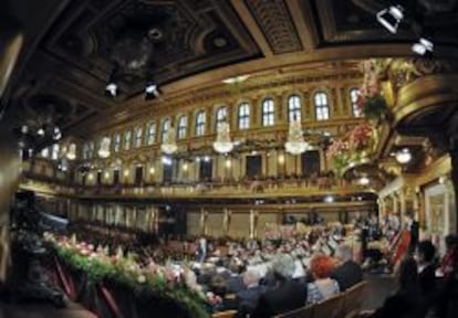 El director de orquesta Franz Welser-Most conduce a la Filarm&oacute;nica de Viena durante el tradicional concierto de A&ntilde;o Nuevo 2013 en la Sala Dorada del Musikverein en Viena (Austria).